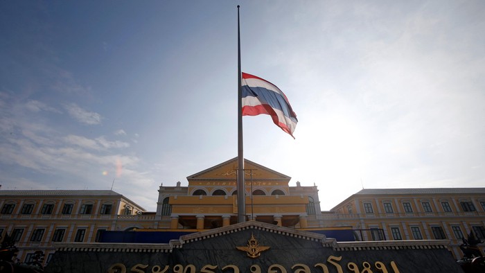The Thai national flag flutters at half mast at the Ministry of Defence following the passing of King Bhumibol Adulyadej, in Bangkok, Thailand October 14, 2016. REUTERS/Edgar Su