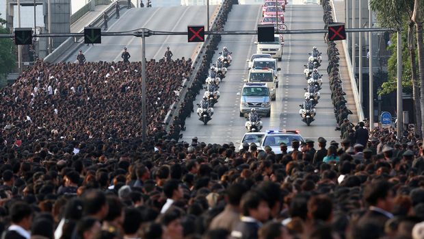 Lautan manusia di Thailand mengantarkan perjalanan terakhir Raja Bhumibol ke istananya