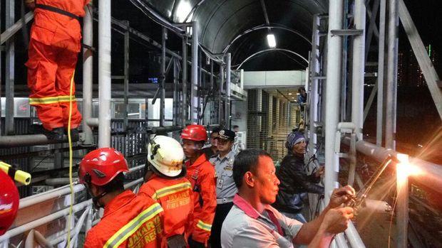 Reklame di JPO Tosari dan Setiabudi Dibongkar Petugas 