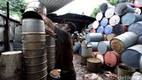 Tong-tong sampah cantik tersebut dibuat dari drum dan kaleng bekas.