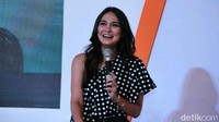 Luna Maya pamer senyumnya.