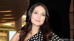 Luna Maya Tampil Casual