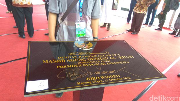 Presiden Jokowi Resmikan Masjid Agung Oesman Al Khair di Pulau Datok