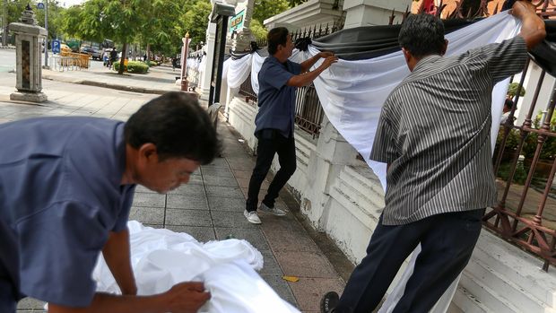 Pagar gedung pemerintah dipasangi kain hitam dan putih sebagai bentuk berkabung