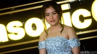 Prilly mengaku sekarang banyak diberitakan kurang baik sehingga mendedikasikan kemenangan itu untuk para fans.