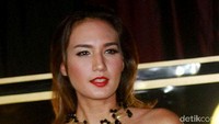 Didit juga merancang kalung yang dikenakan oleh Nadine.