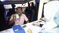 Mongol mendaftarkan diri di gerai mobil BPJS Ketenagakerjaan.