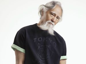 Kakek-kakek dengan Badan Atletis Ini Eksis Jadi Model di China