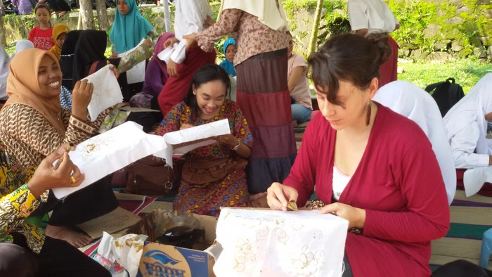 Menengok Kampung Batik Imogiri Bantul, Wisman Asyik Pegang Canting
