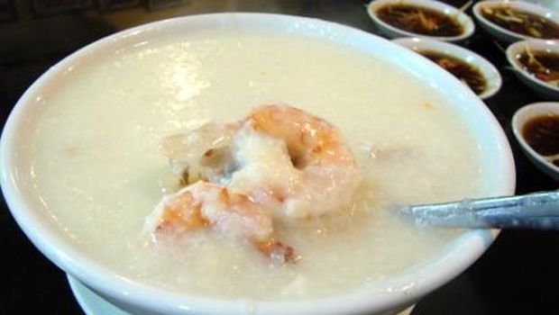 Bubur bertekstur lembut dnegan tambahan bumbu oriental dan ikan kakap