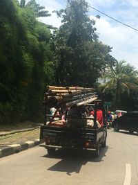Jangan Ditiru! Muatan Mobil Pikap ini Membahayakan