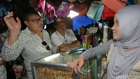 Direktur Utama Bank Mandiri Kartika Wirjoatmodjo (kiri) didampingi Direktur Bank Mandiri Royke Tumilaar (tengah) berbincang dengan pedagang di Pasar Tingkat Kota Baru Maumere, Nusa tenggara Timur, Minggu (16/10).