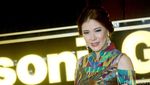 Olga Lydia Cantik Dengan Dress Batik