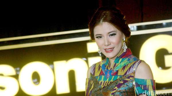 Olga Lydia Cantik Dengan Dress Batik Olga Lydia Cantik Dengan Dress Batik