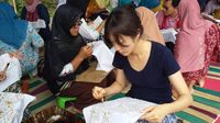 Tsukasa belajar membatik (Edzan/detikcom)