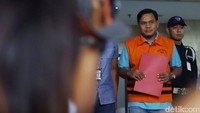 Selain Yudhy, KPK juga menetapkan seorang pegawai negeri sipil di Dinas Pariwisata Pemkab Kebumen bernama Sigit Widodo sebagai tersangka penerima suap. Sigit juga ditahan KPK di rutan KPK cabang Pomdam Jaya Guntur.