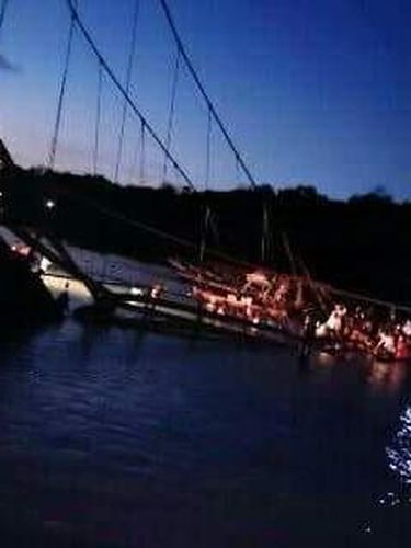 Jembatan Kuning Bali Ambruk, Minggu (16/10/2016). Foto: Dok BNPB