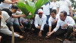 Djarot dan Relawan Benahi Taman Depan Balai Kota