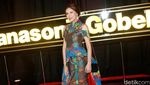 Olga Lydia Cantik Dengan Dress Batik