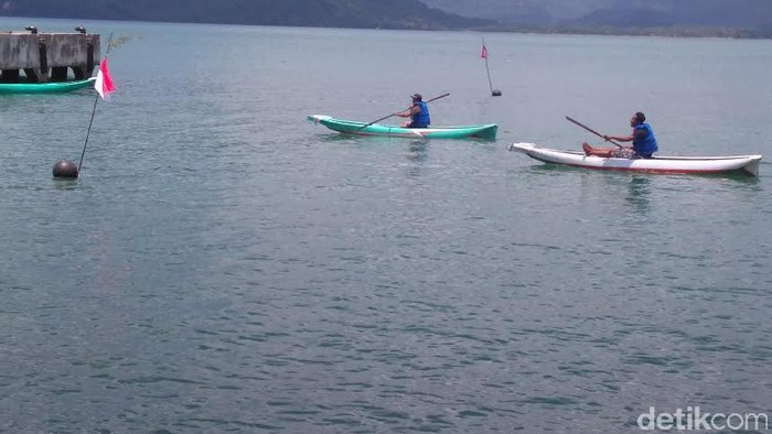 Puluhan Nelayan Lomba Dayung di Pantai Prigi