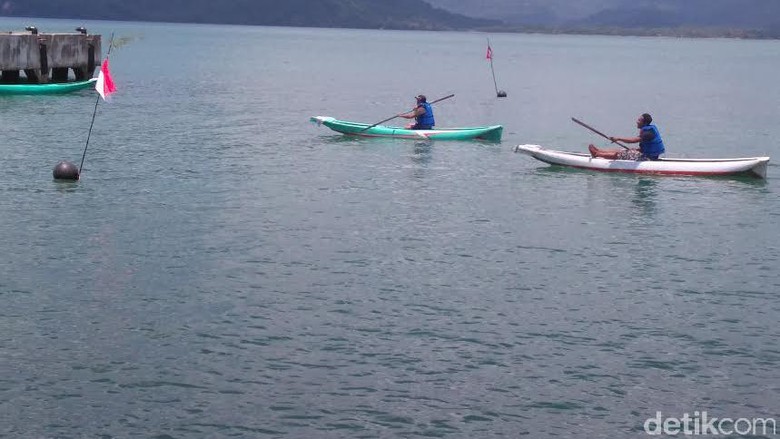 Puluhan Nelayan Lomba Dayung di Pantai Prigi Puluhan Nelayan Lomba Dayung di Pantai Prigi