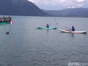 Puluhan Nelayan Lomba Dayung di Pantai Prigi