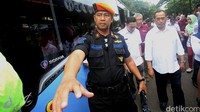 Menhub mengecek bus TransJakarta yang sedang uji coba untuk masuk ke Stasiun Gambir, termasuk kelayakan untuk warga disabilitas.