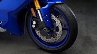 Suspensinya lebih besar dari generasi R6 yang ada saat ini dan memiliki komponen yang sama dengan YZF-R1. Suspensi KYB berukuran 43 mm lebih besar dari yang sebelumnya 41 mm. Sistem pengereman ABS hadir sebagai fitur standar pada YZF-R6 terbaru.