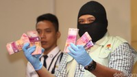 Latar belakang pemberian suap itu lantaran dalam APBD-P Kabupaten Kebumen terdapat proyek senilai Rp 4,8 miliar di Dinas Pendidikan Pemkab Kebumen. Hartoyo diduga memberikan suap agar para pihak itu meloloskan perusahaannya menjadi penggarap proyek tersebut.