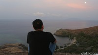 Salah seorang wisatawan sedang asyik menikmati panorama senja yang indah.