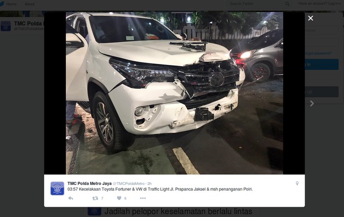 Fortuner vs VW Bertabrakan di Perempatan Prapanca, Jakarta Selatan