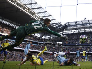 Sukses Tepis Dua Penalti City, Stekelenburg Akan Minta Traktir Jagielka