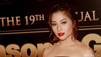 Nikita Willy tampil memesona lewat sentuhan lipstik merah menyala. Pool/Gus Mun/detikFoto.