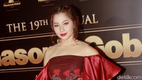 Tak hanya bibir merahnya yang menjadi sorotan, gaya berbusananya juga menjadi pusat perhatian. Pool/Gus Mun/detikFoto.