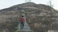 Ratusan anak tangga disiapkan untuk mencapai puncak bukit.