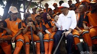 Tawa sumringah sejumlah pasukan oranye terpancar saat Wagub Djarot duduk berdiskusi bersama.