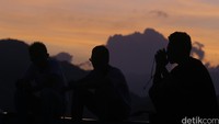 Beberapa warga nampak khidmat saat memanjatkan doa.