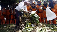Selain menguras kali, Wagub Djarot juga ikut membersihkan semak-semak yang berada di pinggir kali.