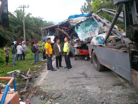 Dua Bus Adu Banteng di Labuhan Batu Sumut, 4 Orang Tewas