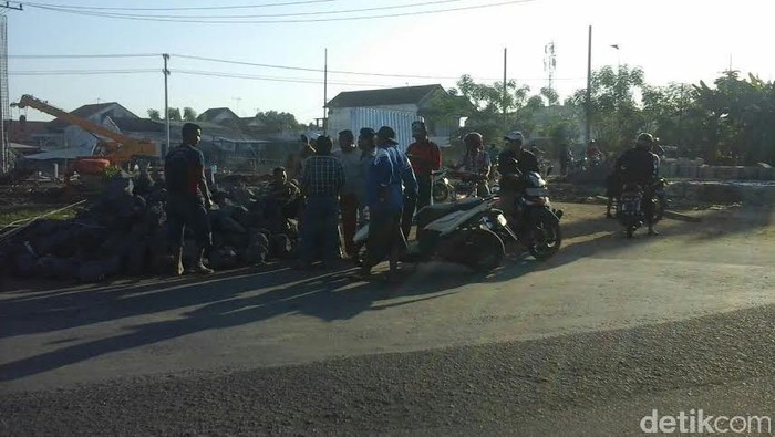 Proyek Pembangunan Ring Road Dipotes Warga