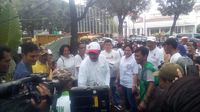 Djarot dan Relawan Pendukung Beraksi Benahi Taman Depan Balai Kota Jakarta