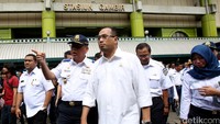 Menteri Perhubungan Budi Karya Sumadi datang ke Stasiun Gambir, Jalan Medan Merdeka Timur, Jakarta Pusat, Minggu (16/10/2016) pukul 14.30 WIB.