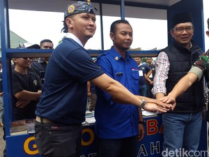Ridwan Kamil Resmikan Gerobak Baca untuk Warga Miskin di Pasir Impun