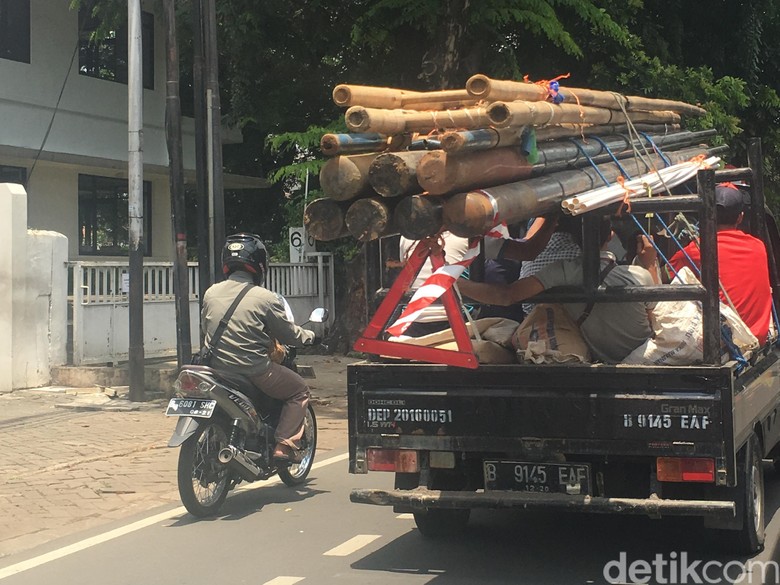 Pikap muatan berlebihan. Foto: Mei Amelia/detikcom Pikap muatan berlebihan. Foto: Mei Amelia/detikcom