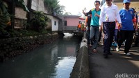 Usai merapikan dan aksi tanam pohon di taman depan Balai Kota, Jalan Medan Merdeka Selatan, Jakarta Pusat, Minggu (16/10/2016). Wakil Gubernur Djarot Saiful Hidayat langsung memantau pengurasan Kali Induk di kawasan Kramat Jati.