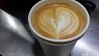 Kopi perpaduan dari Toraja, Bali, Jawa Barat dan Temanggung ini enaknya diracik menjadi sajian cappuccino. Barista dari Kopiku membuat cappuccino dengan perbandingan 30 ml espresso dan 120 ml susu. Hasilnya creamy dan tidak terlalu pahit. 