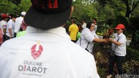 Tak sendiri, Wagub Djarot juga ditemani sejumlah relawan yang mengatasnamakan Dlure Djarot.