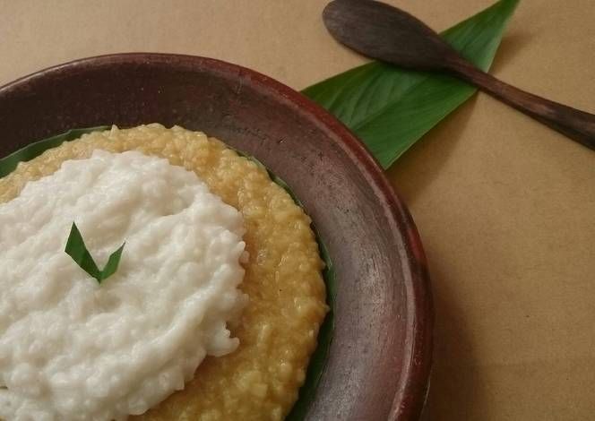 bubur merah putih adalah paduan bubur beras berwarna merah dan putih. Namun warna merah yang dimaksud bukanlah merah terang melainkan lebih kecokelatan. Ini karena bubur merah dibuat dengan gula merah.