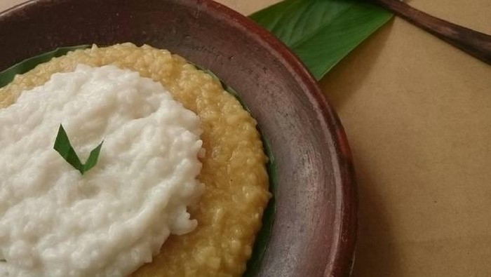 bubur merah putih adalah paduan bubur beras berwarna merah dan putih. Namun warna merah yang dimaksud bukanlah merah terang melainkan lebih kecokelatan. Ini karena bubur merah dibuat dengan gula merah.