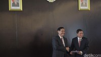 Dalam acara pelantikan itu, Luhut berpesan kepada Jonan dan Arcandra. Kepada duet itu, Luhut berpesan jangan berpolitik praktis di Kementerian ESDM.